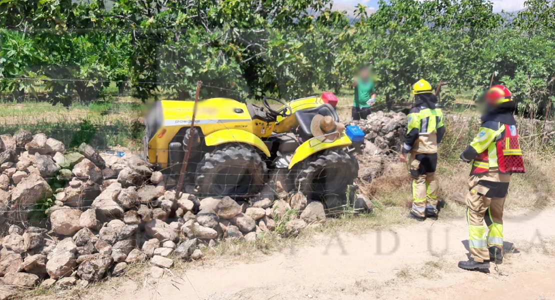 En estado crítico tras quedar atrapado con su tractor en una alambrada en Extremadura