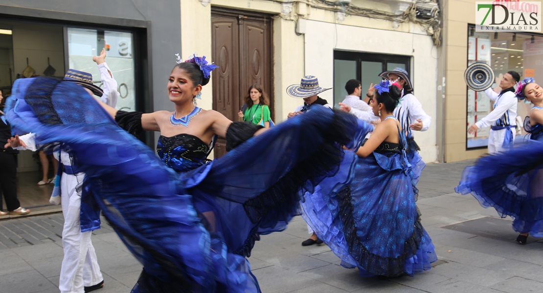 Las calles de Badajoz rebosan de alegría y color en el desfile del Festival Folklórico de Extremadura