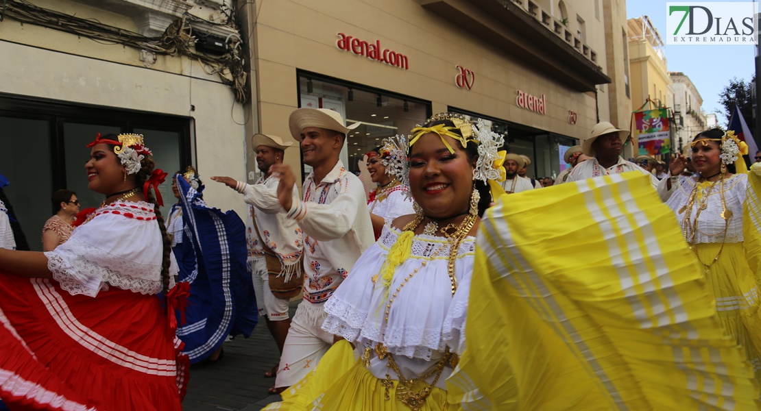 Las calles de Badajoz rebosan de alegría y color en el desfile del Festival Folklórico de Extremadura