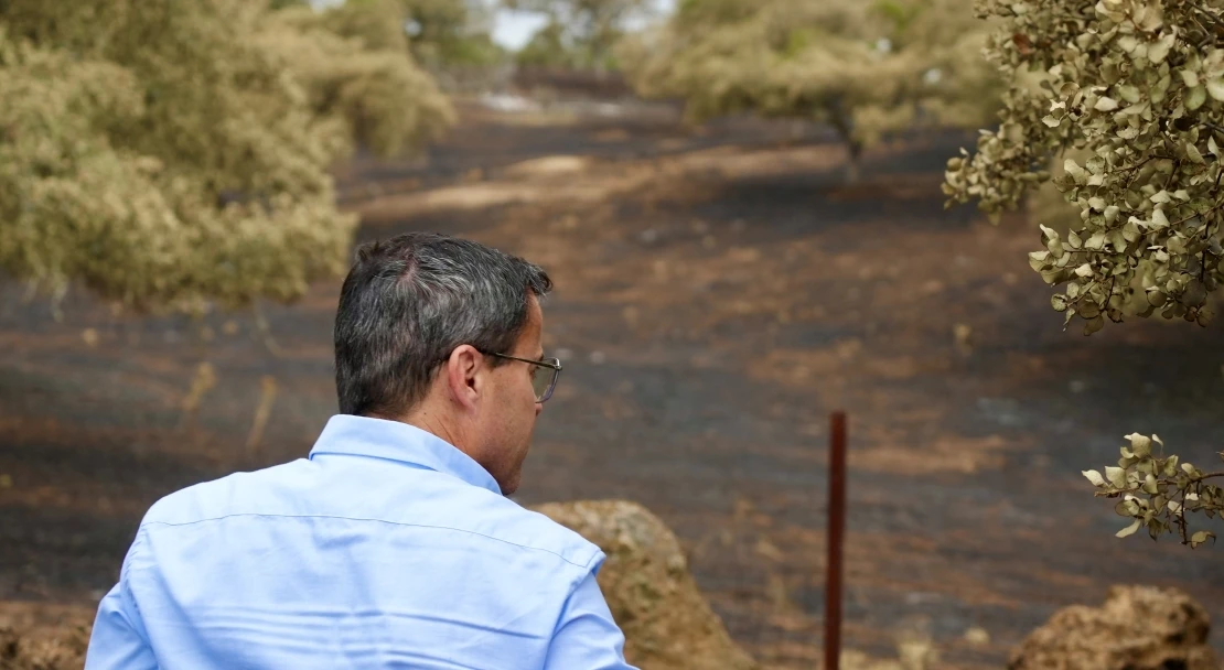 Gallardo visita los terrenos afectados por el incendio de Puebla del Maestre