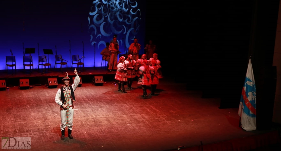 Así se vivió la primera gala del Festival Folklórico de Extremadura en Badajoz