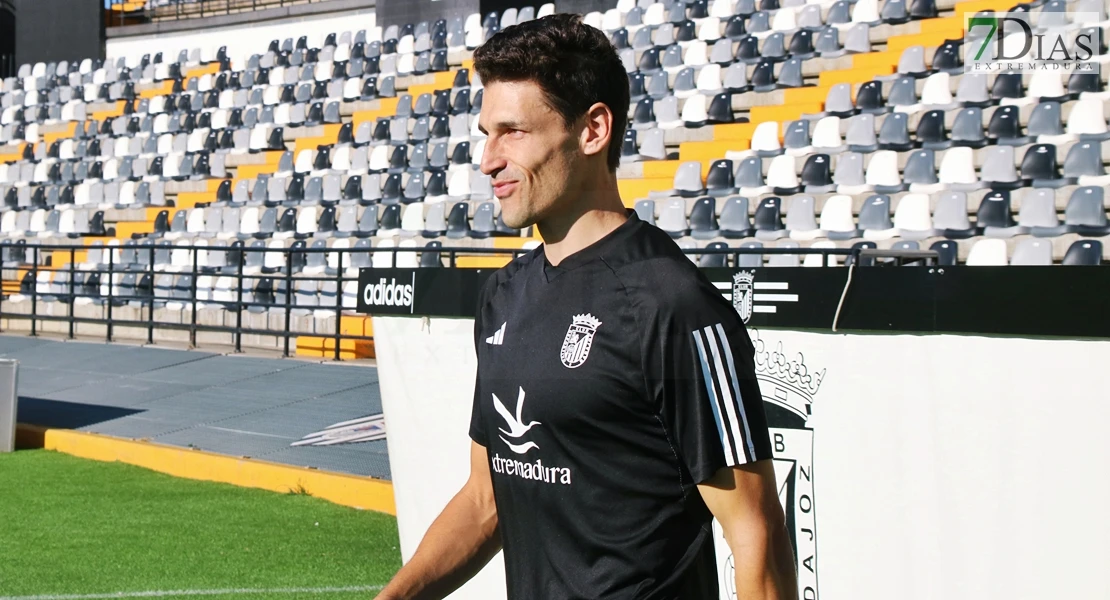 Imágenes del primer entrenamiento del CD Badajoz y entrevista a Álex Herrera