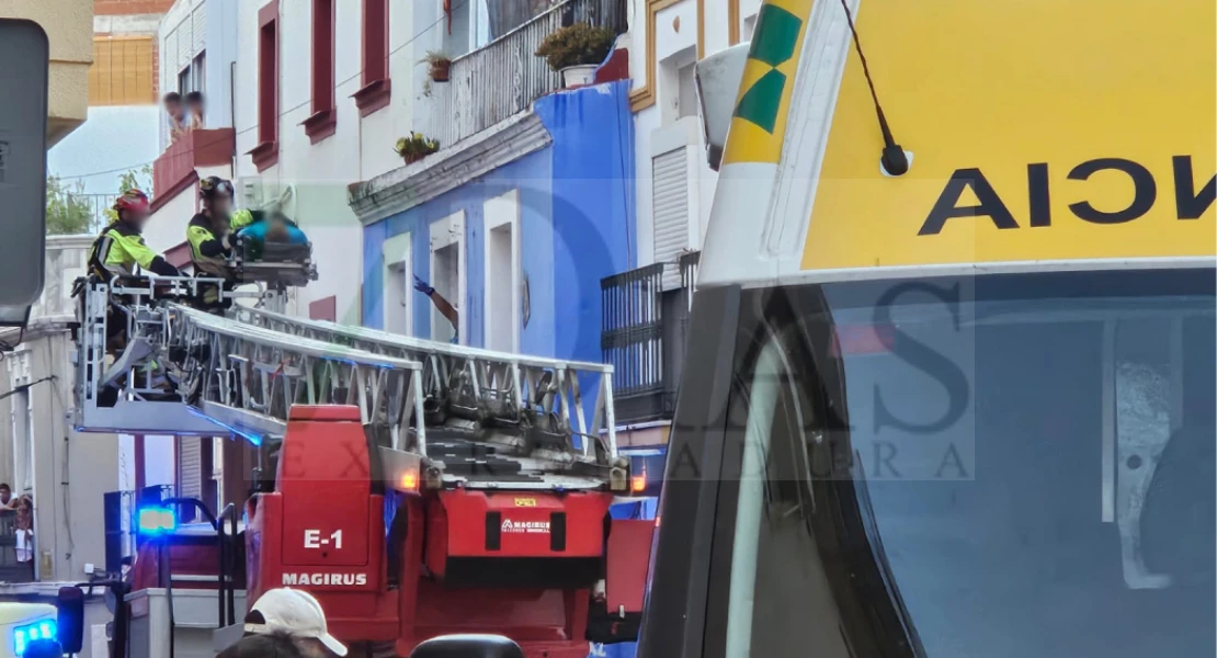 Así ha sido la intervención de los bomberos en una vivienda del centro de Badajoz