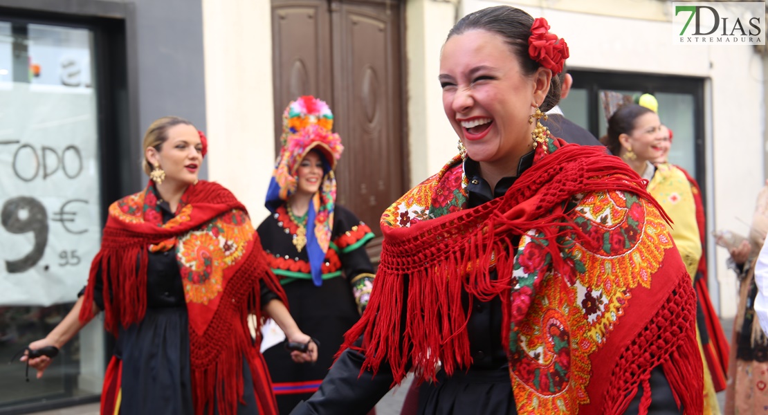 Las calles de Badajoz rebosan de alegría y color en el desfile del Festival Folklórico de Extremadura