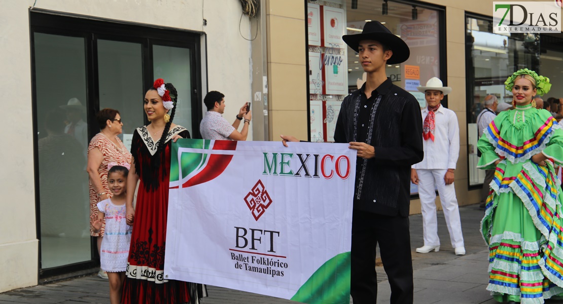 Las calles de Badajoz rebosan de alegría y color en el desfile del Festival Folklórico de Extremadura