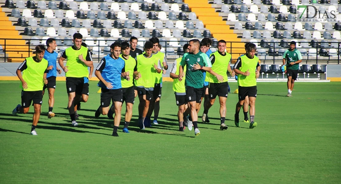 Imágenes del primer entrenamiento del CD Badajoz y entrevista a Álex Herrera