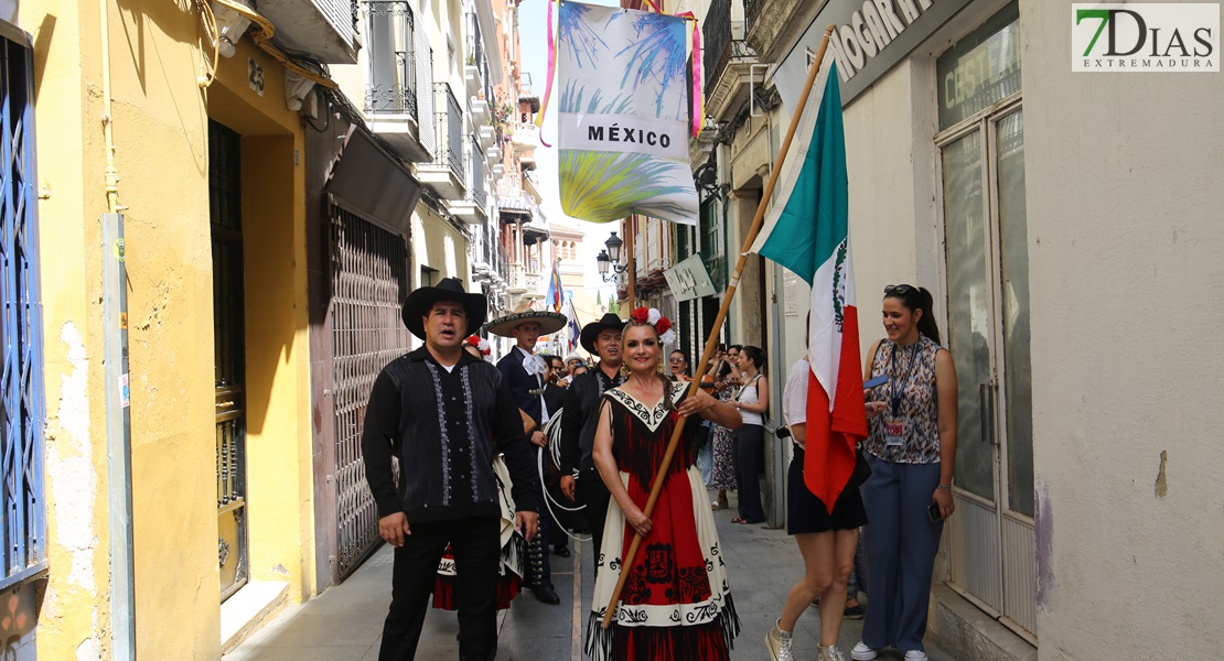 Las calles de Badajoz rebosan de alegría y color en el desfile del Festival Folklórico de Extremadura