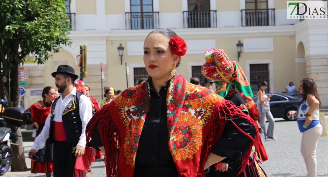 Las calles de Badajoz rebosan de alegría y color en el desfile del Festival Folklórico de Extremadura