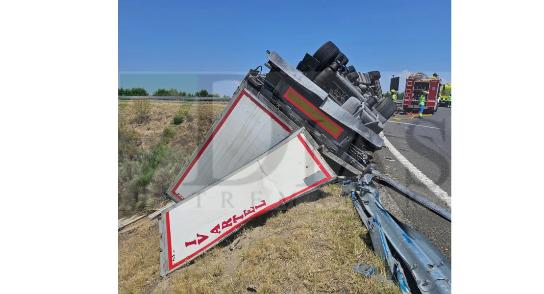 Dos heridos tras volcar su camión en Navalmoral de la Mata: el conductor y un bombero del SEPEI