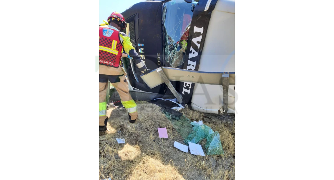 Dos heridos tras volcar su camión en Navalmoral de la Mata: el conductor y un bombero del SEPEI