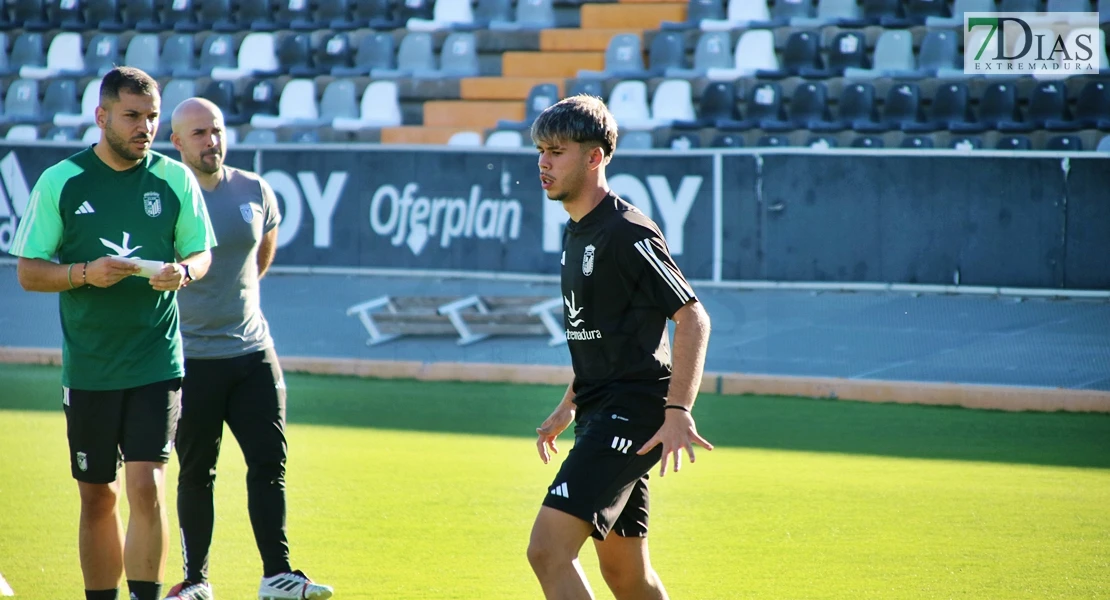 Imágenes del primer entrenamiento del CD Badajoz y entrevista a Álex Herrera