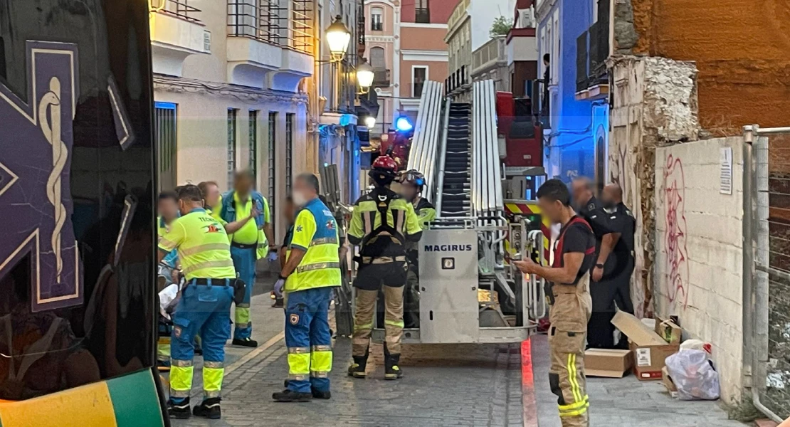 Así ha sido la intervención de los bomberos en una vivienda del centro de Badajoz