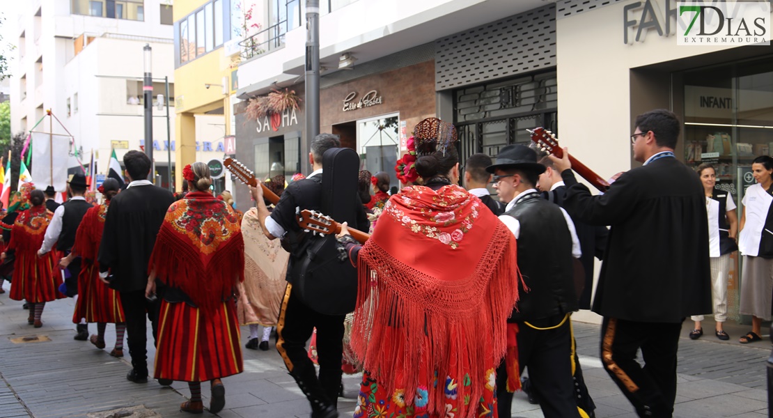 Las calles de Badajoz rebosan de alegría y color en el desfile del Festival Folklórico de Extremadura