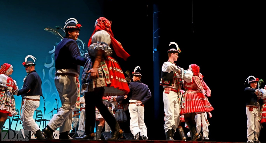 Así se vivió la primera gala del Festival Folklórico de Extremadura en Badajoz