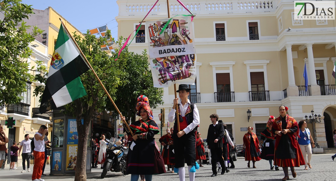 Las calles de Badajoz rebosan de alegría y color en el desfile del Festival Folklórico de Extremadura