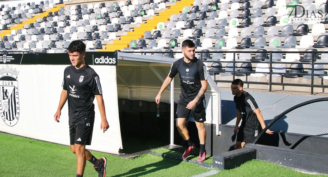 Imágenes del primer entrenamiento del CD Badajoz y entrevista a Álex Herrera