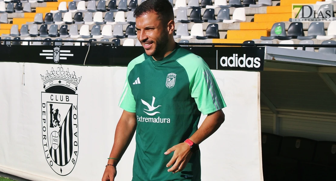 Imágenes del primer entrenamiento del CD Badajoz y entrevista a Álex Herrera