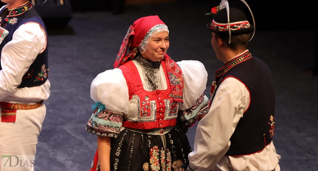 Así se vivió la primera gala del Festival Folklórico de Extremadura en Badajoz