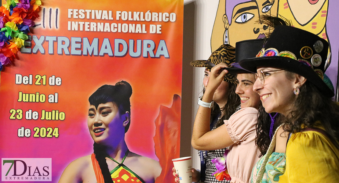 Gran ambiente en la fiesta de los países participantes del Festival Folklórico Internacional en Badajoz