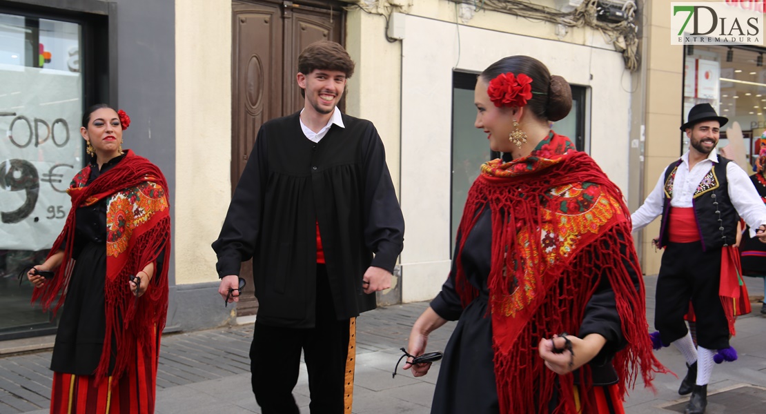 Las calles de Badajoz rebosan de alegría y color en el desfile del Festival Folklórico de Extremadura