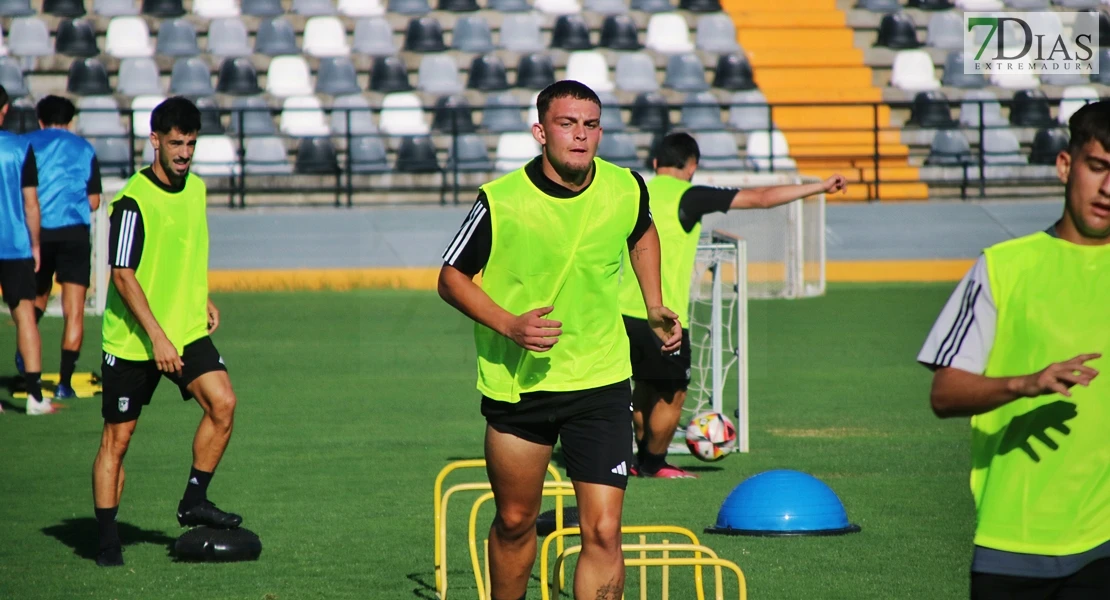 Imágenes del primer entrenamiento del CD Badajoz y entrevista a Álex Herrera