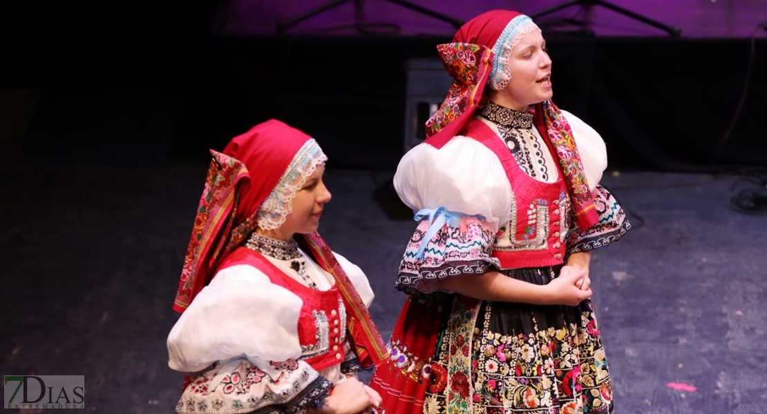 Así se vivió la primera gala del Festival Folklórico de Extremadura en Badajoz