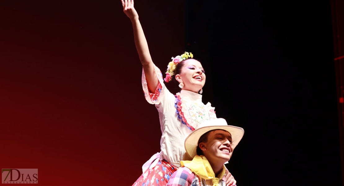 Así se vivió la primera gala del Festival Folklórico de Extremadura en Badajoz