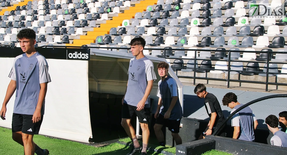 Imágenes del primer entrenamiento del CD Badajoz y entrevista a Álex Herrera