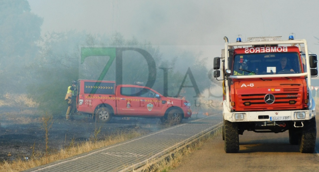 Incendio urbano declarado frente al Tanatorio en Badajoz