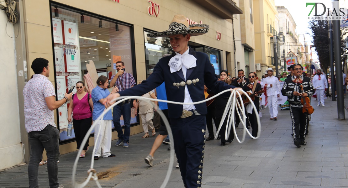 Las calles de Badajoz rebosan de alegría y color en el desfile del Festival Folklórico de Extremadura