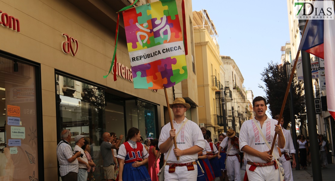 Las calles de Badajoz rebosan de alegría y color en el desfile del Festival Folklórico de Extremadura