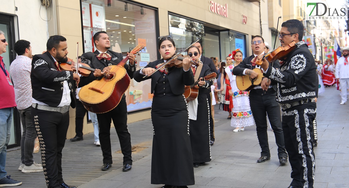 Las calles de Badajoz rebosan de alegría y color en el desfile del Festival Folklórico de Extremadura