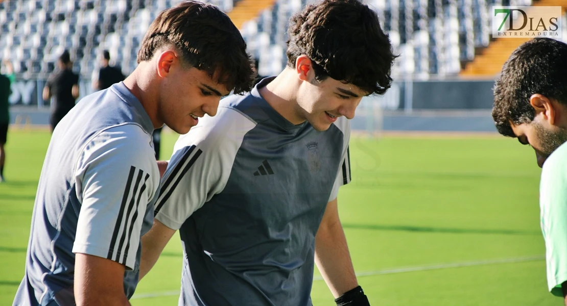 Imágenes del primer entrenamiento del CD Badajoz y entrevista a Álex Herrera