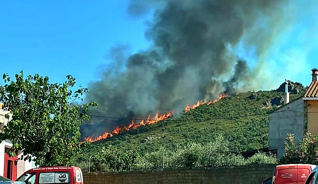 Grave incendio forestal en el paraje de la Sierra en Oliva de Mérida (BA)