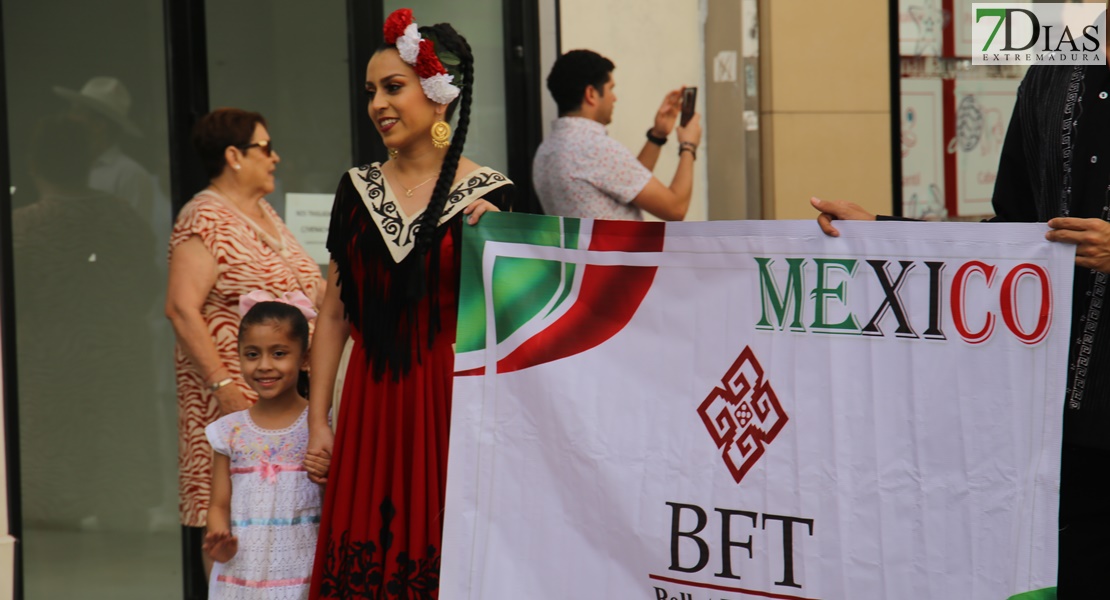 Las calles de Badajoz rebosan de alegría y color en el desfile del Festival Folklórico de Extremadura