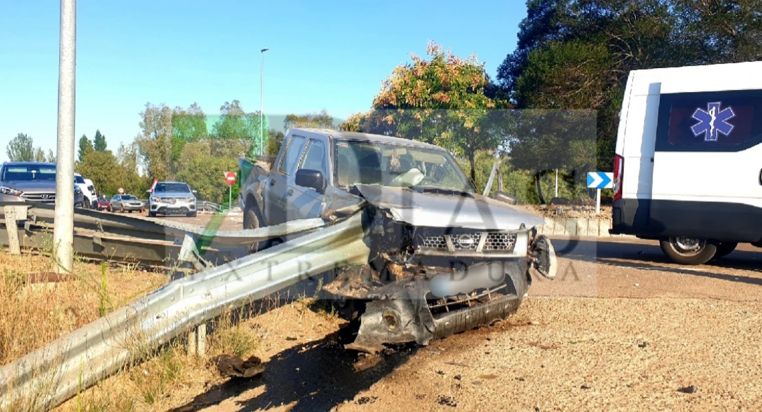 Accidente en la N-523: colisiona contra dos coches y se empotra contra el guardarraíl