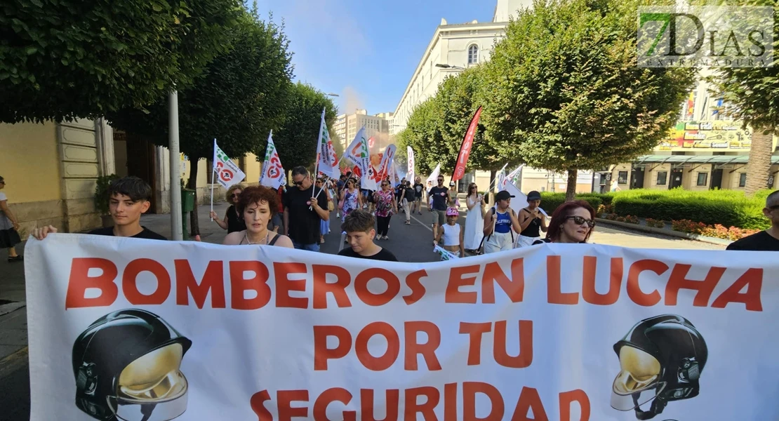 Los bomberos del CPEI toman las calles de Badajoz con un 'muerto'