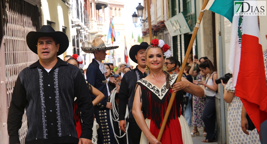 Las calles de Badajoz rebosan de alegría y color en el desfile del Festival Folklórico de Extremadura