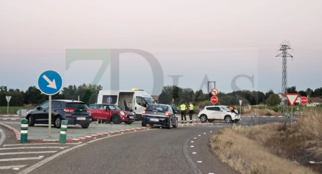 Accidente en el cruce de La Albuera: cuatro heridos, entre ellos, dos menores