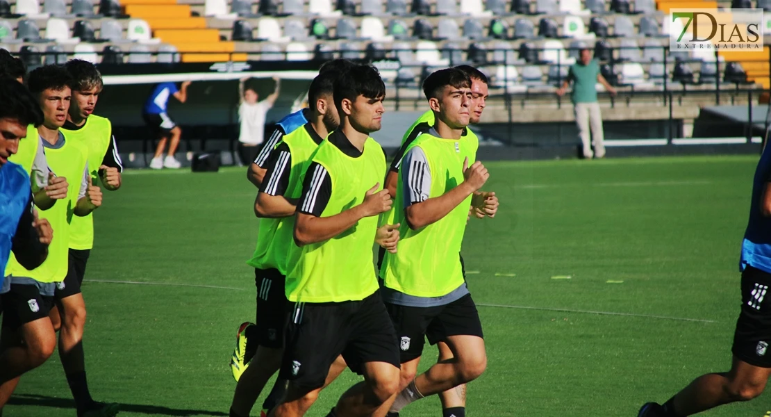 Imágenes del primer entrenamiento del CD Badajoz y entrevista a Álex Herrera