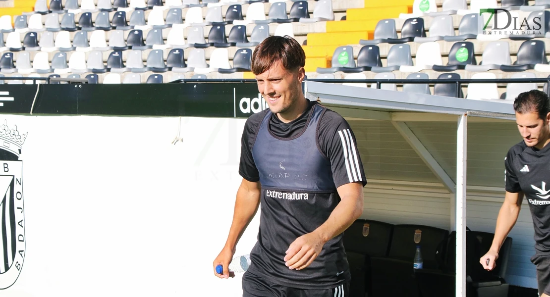 Imágenes del primer entrenamiento del CD Badajoz y entrevista a Álex Herrera