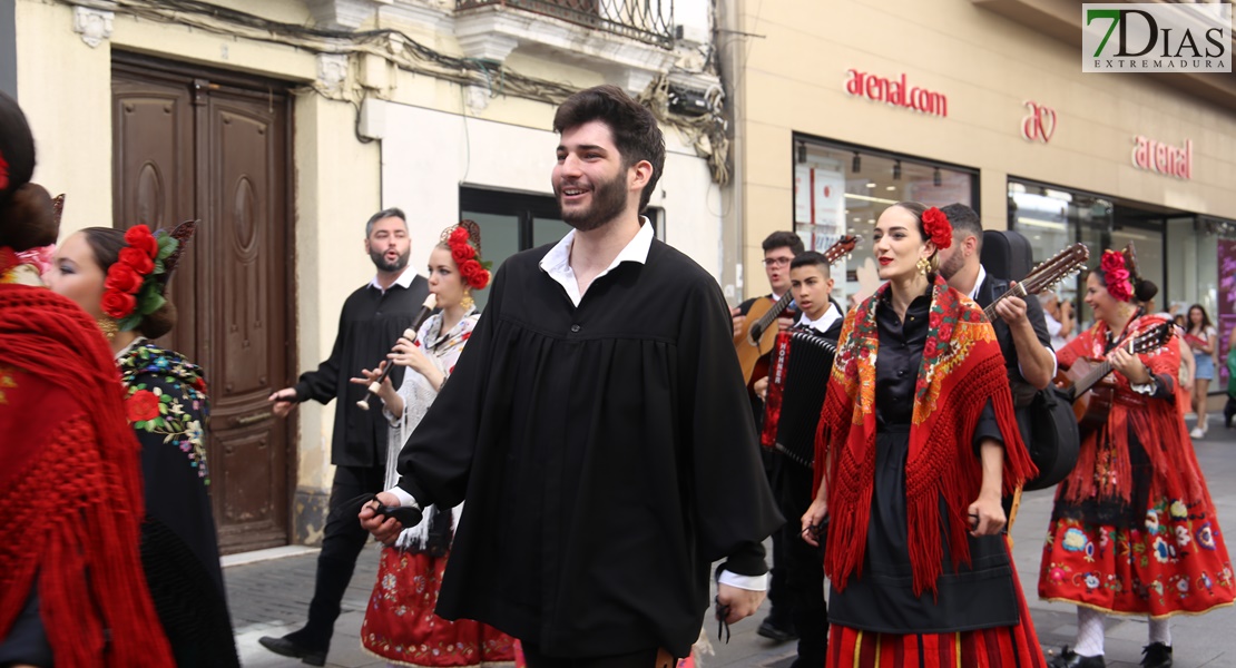 Las calles de Badajoz rebosan de alegría y color en el desfile del Festival Folklórico de Extremadura