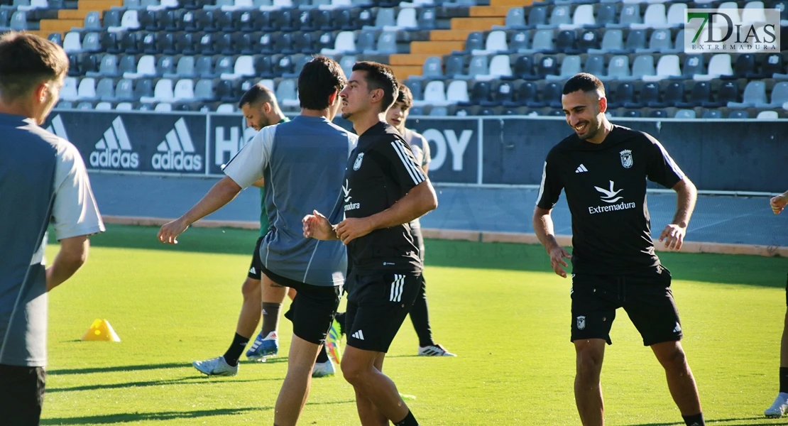 Imágenes del primer entrenamiento del CD Badajoz y entrevista a Álex Herrera