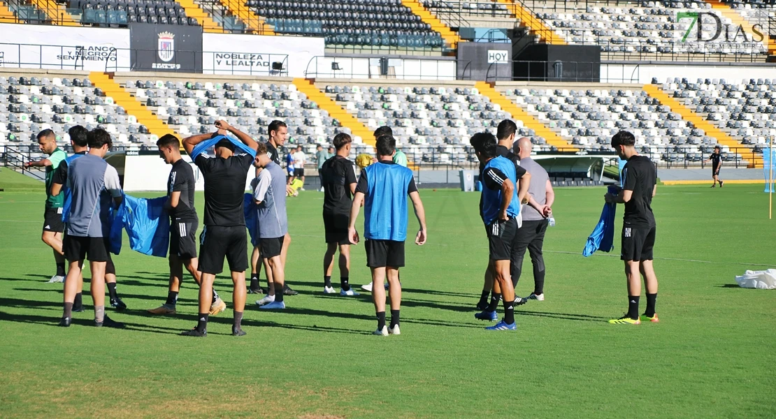 Imágenes del primer entrenamiento del CD Badajoz y entrevista a Álex Herrera