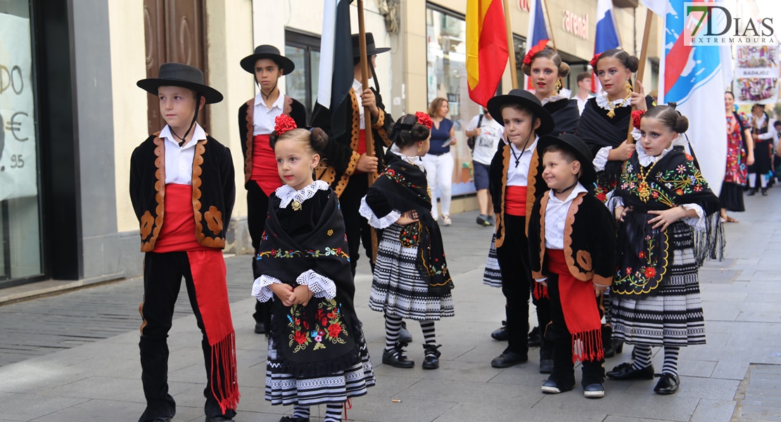 Las calles de Badajoz rebosan de alegría y color en el desfile del Festival Folklórico de Extremadura