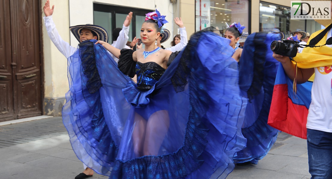 Las calles de Badajoz rebosan de alegría y color en el desfile del Festival Folklórico de Extremadura