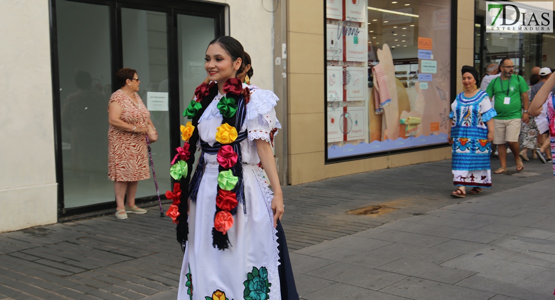 Las calles de Badajoz rebosan de alegría y color en el desfile del Festival Folklórico de Extremadura