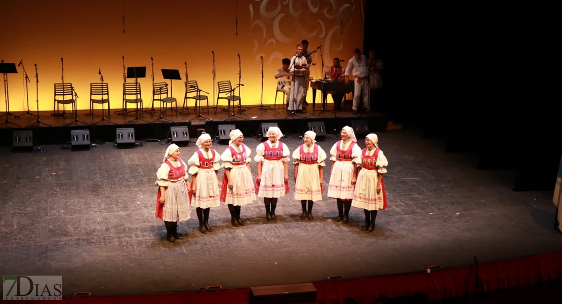 Así se vivió la primera gala del Festival Folklórico de Extremadura en Badajoz