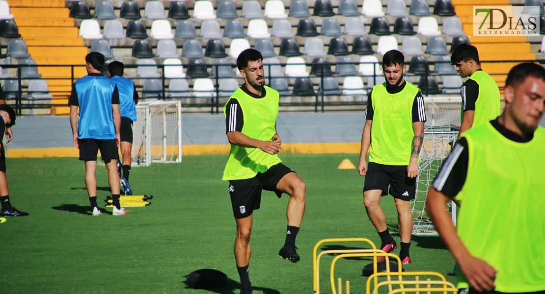 Imágenes del primer entrenamiento del CD Badajoz y entrevista a Álex Herrera