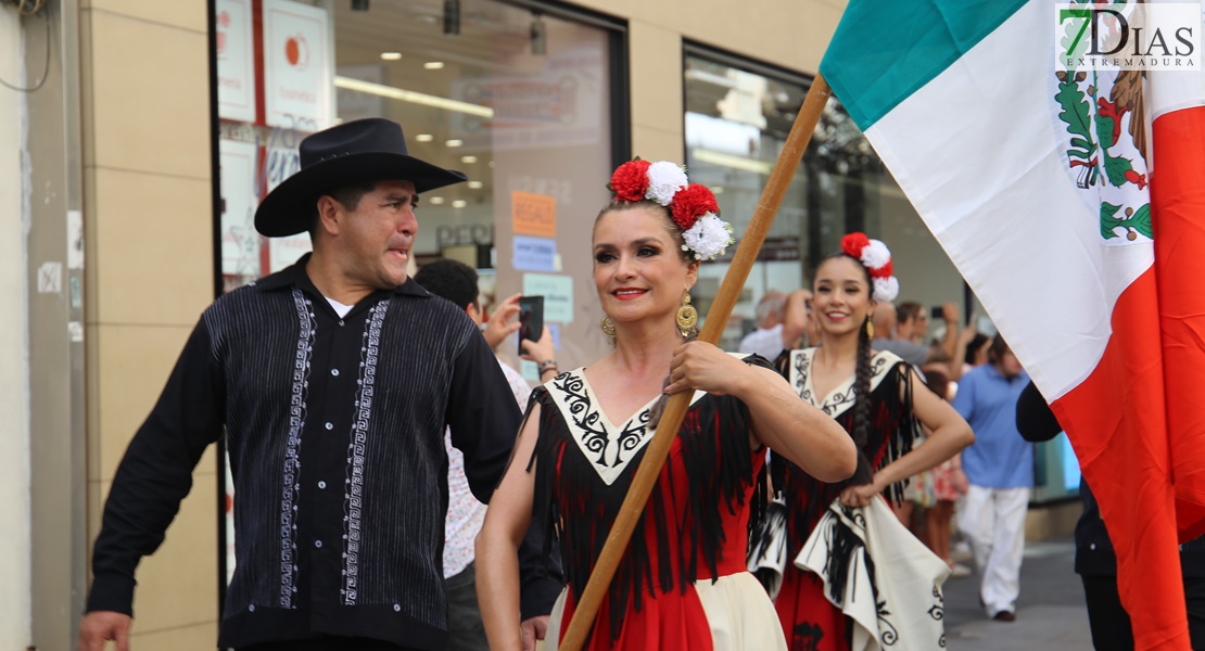 Las calles de Badajoz rebosan de alegría y color en el desfile del Festival Folklórico de Extremadura